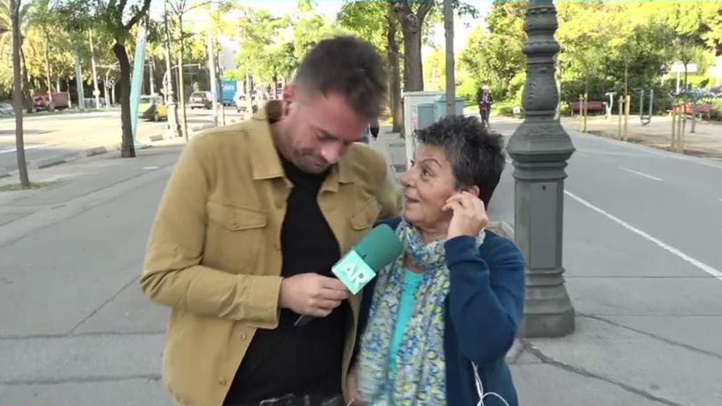 Una vecina de Barcelona piropea a un reportero
