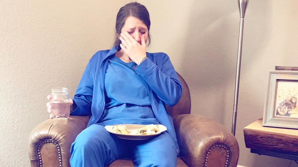 Imagen de la enfermera que llora del agotamiento tras trabajar 53 horas: su hermana sube la foto y se hace viral Imagen de la enfermera que llora del agotamiento tras trabajar 53 horas: su hermana sube la foto y se hace viral