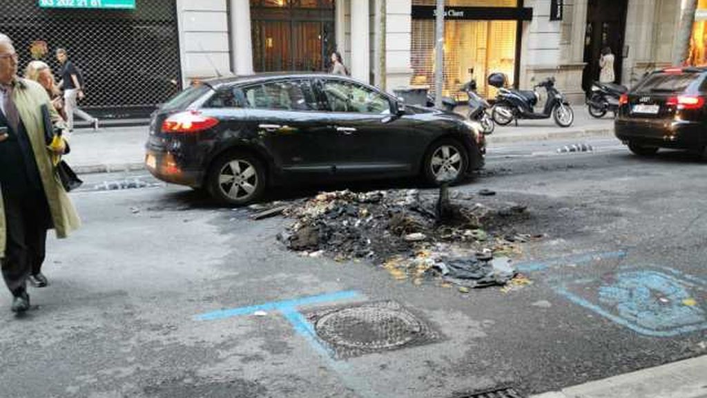 Calles calcinadas y vecinos desesperados tras los disturbios en Barcelona Calles calcinadas y vecinos desesperados tras los disturbios en Barcelona
