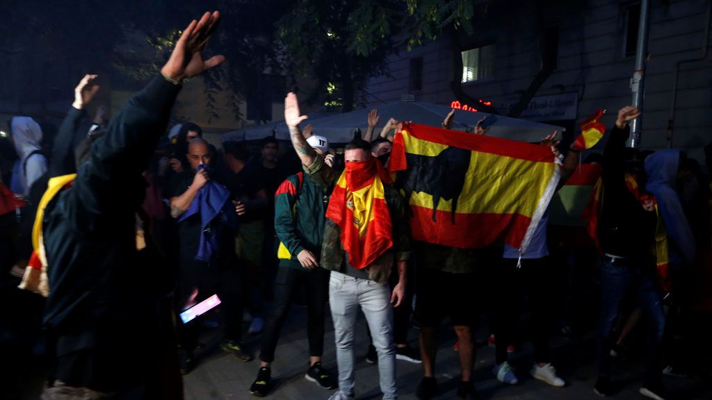 Grupos antinacionalistas se han manifestado con banderas de España en la Plaza de Artós