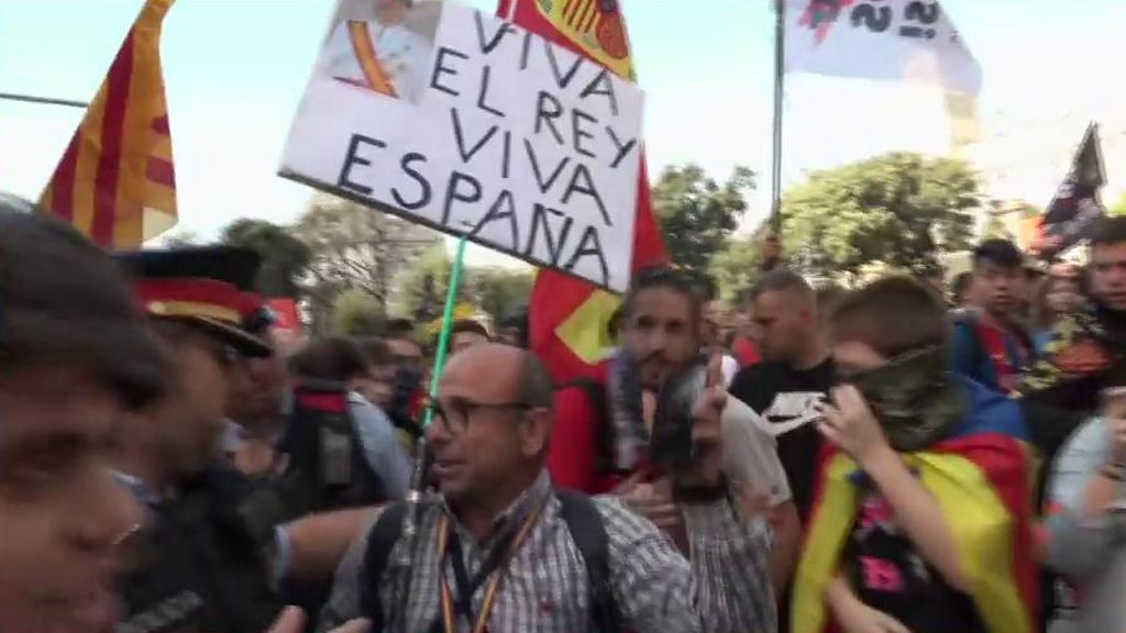 Momento de tensión entre estudiantes independentistas y un hombre con un cartel que pone 'viva el Rey y viva España'