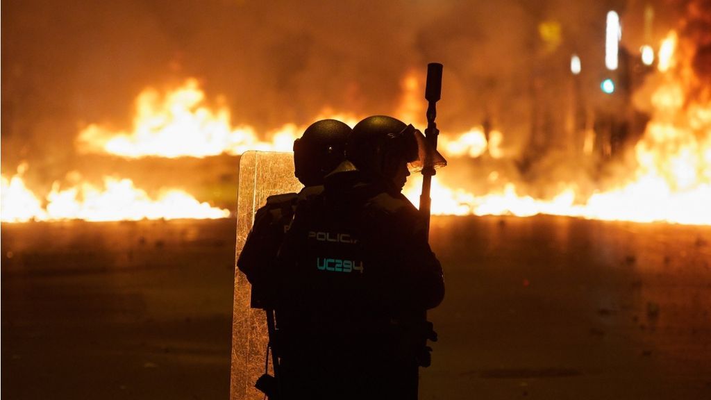 Pánico entre los vecinos en la tercera noche consecutiva de protestas y altercados