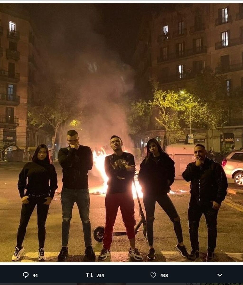 Postureo entre las llamas, las redes sociales se llenan de imágenes con las barricadas de Cataluña de fondo