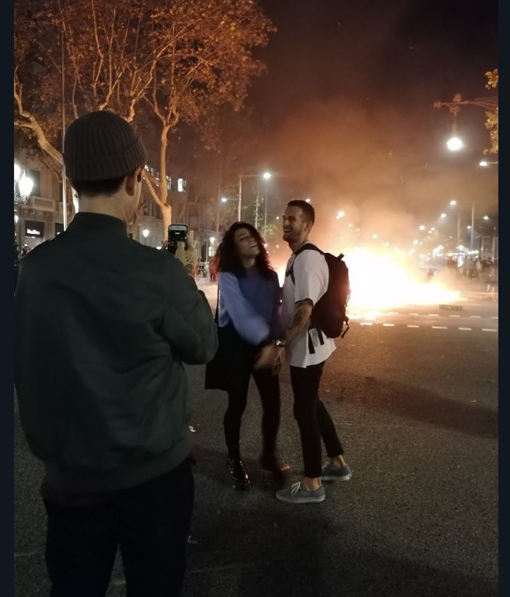 Postureo entre las llamas, las redes sociales se llenan de imágenes con las barricadas de Cataluña de fondo
