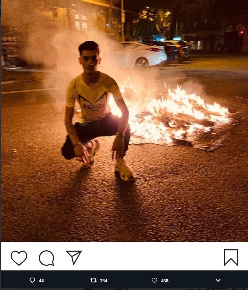 Postureo entre las llamas, las redes sociales se llenan de imágenes con las barricadas de Cataluña de fondo