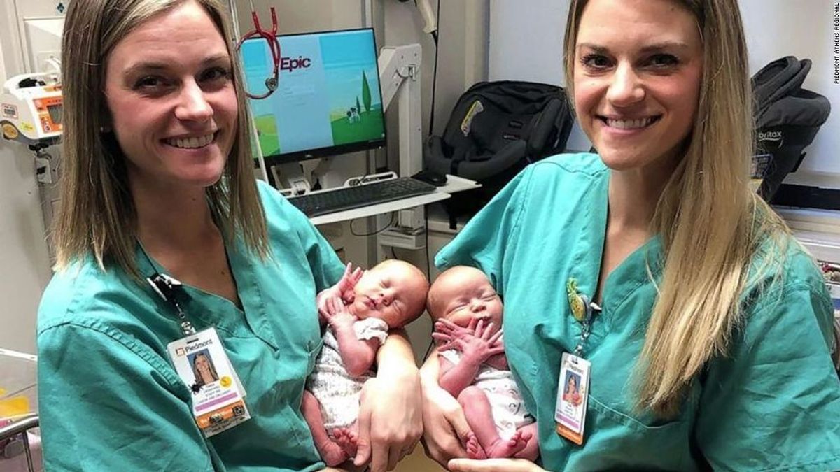 Dos enfermeras gemelas asisten un parto de gemelas idénticas en un hospital de Georgia