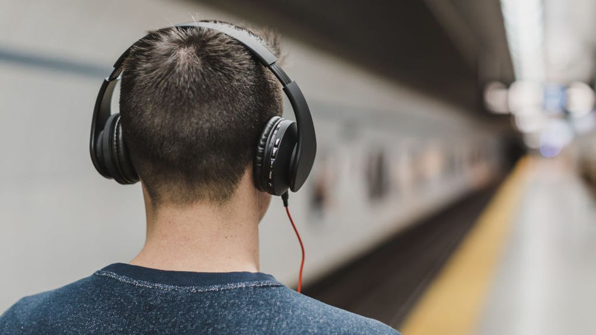 Usuario de Metro con unos cascos Usuario de Metro con unos cascos