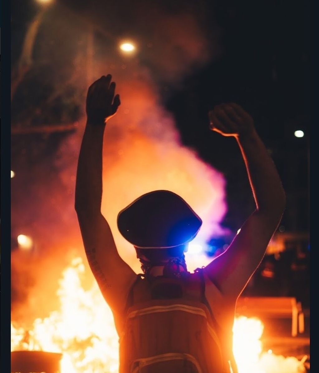 Postureo entre las llamas, las redes sociales se llenan de imágenes con las barricadas de Cataluña de fondo