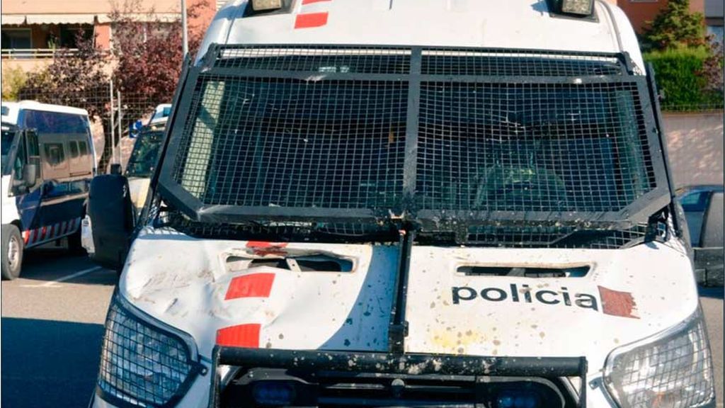 Así han quedado los coches policiales tras las protestas en Cataluña Así han quedado los coches policiales tras las protestas en Cataluña