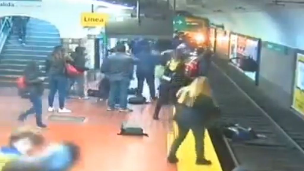 Un hombre se desmaya en el metro y tira a una mujer a las vías, donde fue salvada 'in extremis' de ser arrollada Un hombre se desmaya en el metro y tira a una mujer a las vías, donde fue salvada 'in extremis' de ser arrollada