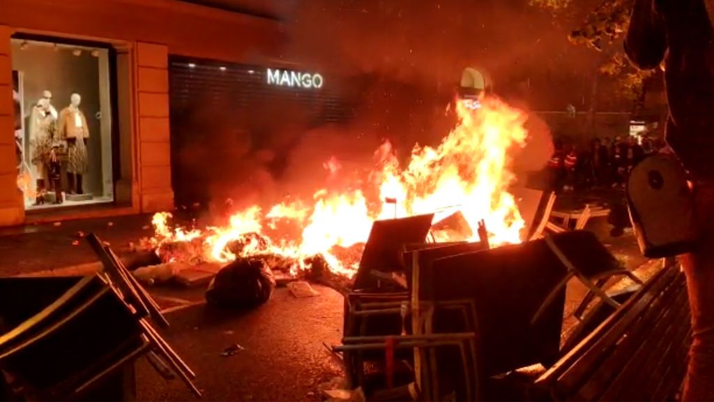Grupos radicales queman sillas delante de una tienda en la Rambla de Cataluña