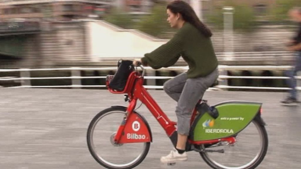Bilbao adelanta a la DGT y pedirá un carnet para llevar bicicletas eléctricas