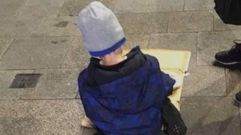 La foto viral de un niño sin hogar cenando en el suelo de una calle en Dublín La foto viral de un niño sin hogar cenando en el suelo de una calle en Dublín