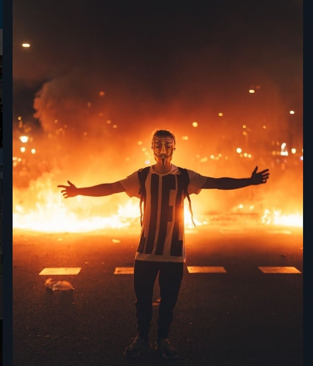 Postureo entre las llamas, las redes sociales se llenan de imágenes con las barricadas de Cataluña de fondo