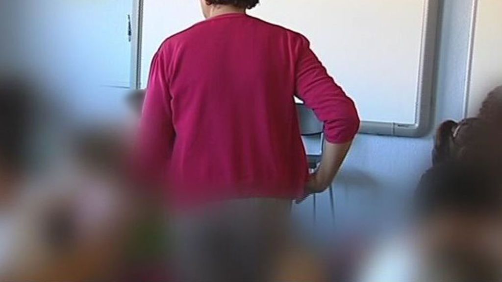Un menor tira por las escaleras y patea a su profesora antes de agredir también al director de su instituto en Palma Un menor tira por las escaleras y patea a su profesora antes de agredir también al director de su instituto en Palma