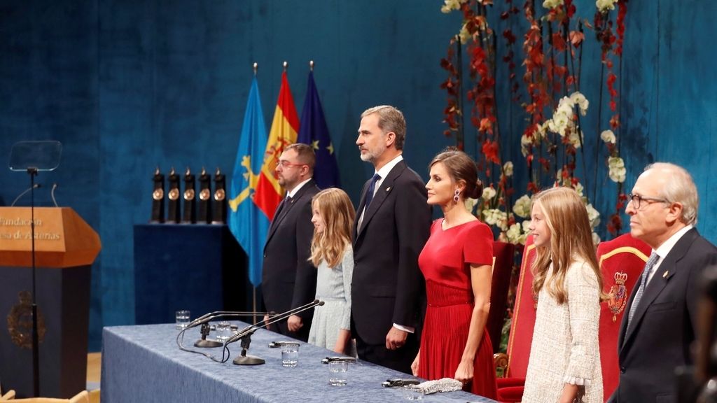 Los reyes Felipe VI y Letizia, junto a la princesa Leonor, la infanta Sofía, y el presidente del Principado de Asturias, Adrián Barbón