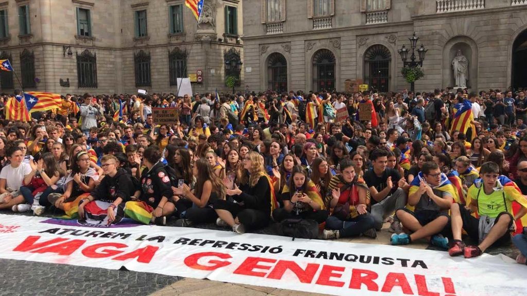 La huelga general, al minuto: Una veintena de carreteras cortadas en Cataluña