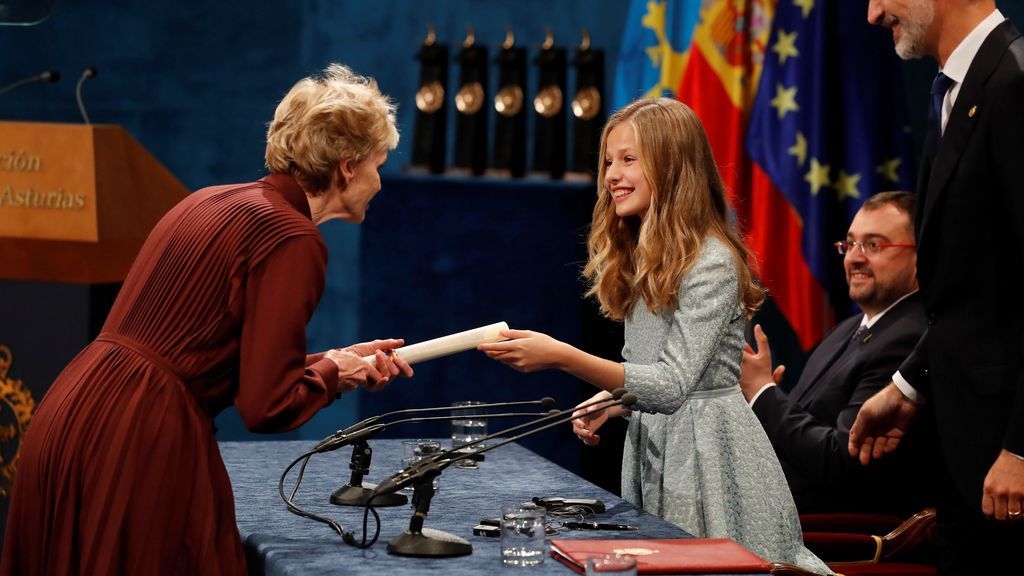 La novelista y ensayista estadounidense Siri Hustvedt (i) recibe de manos de la Princesa Leonor en presencia del Rey Felipe el premio Princesa de Asturias de las letras 2019