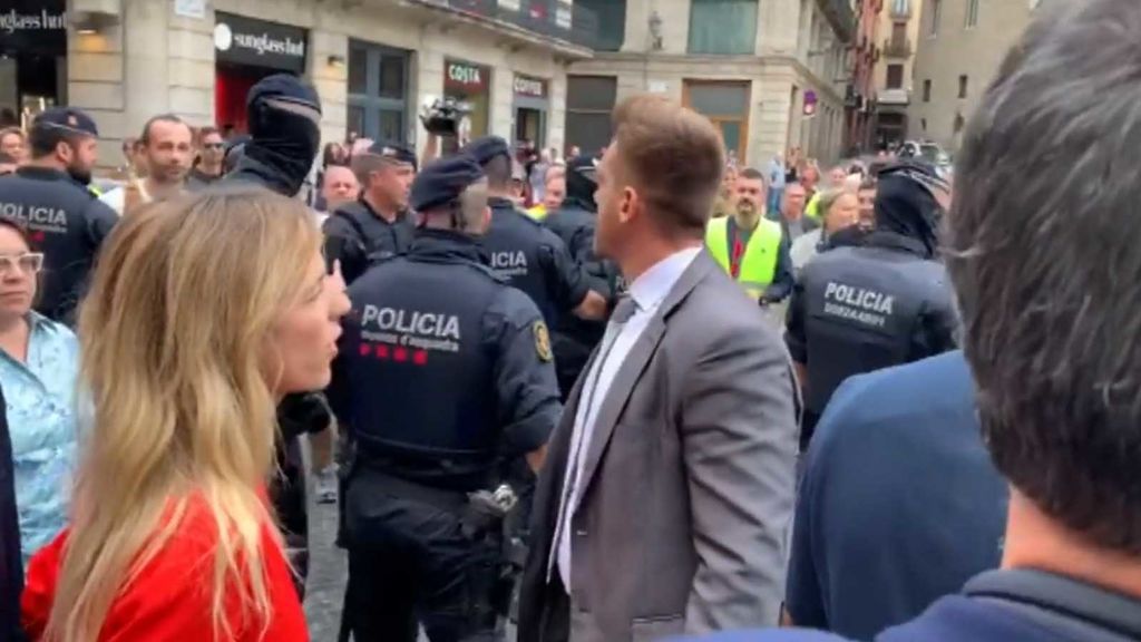 Cayetana Álvarez de Toledo se encara con los manifestantes