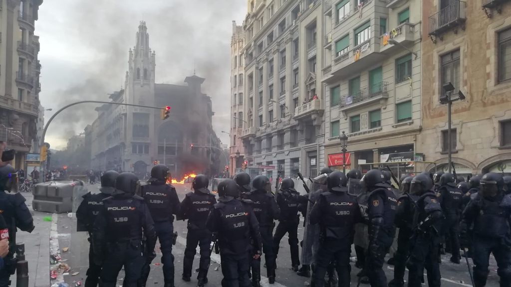 "Es el infierno". Batalla campal en Vía Laietana fente a la Jefatura de Policía "Es el infierno". Batalla campal en Vía Laietana fente a la Jefatura de Policía