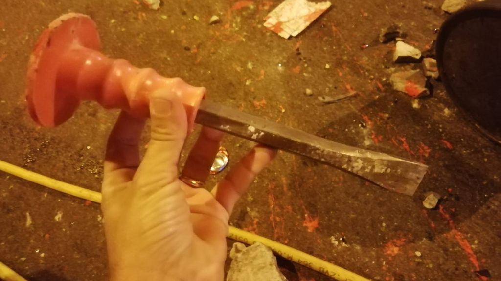 Foto cincel lanzado contra la policía