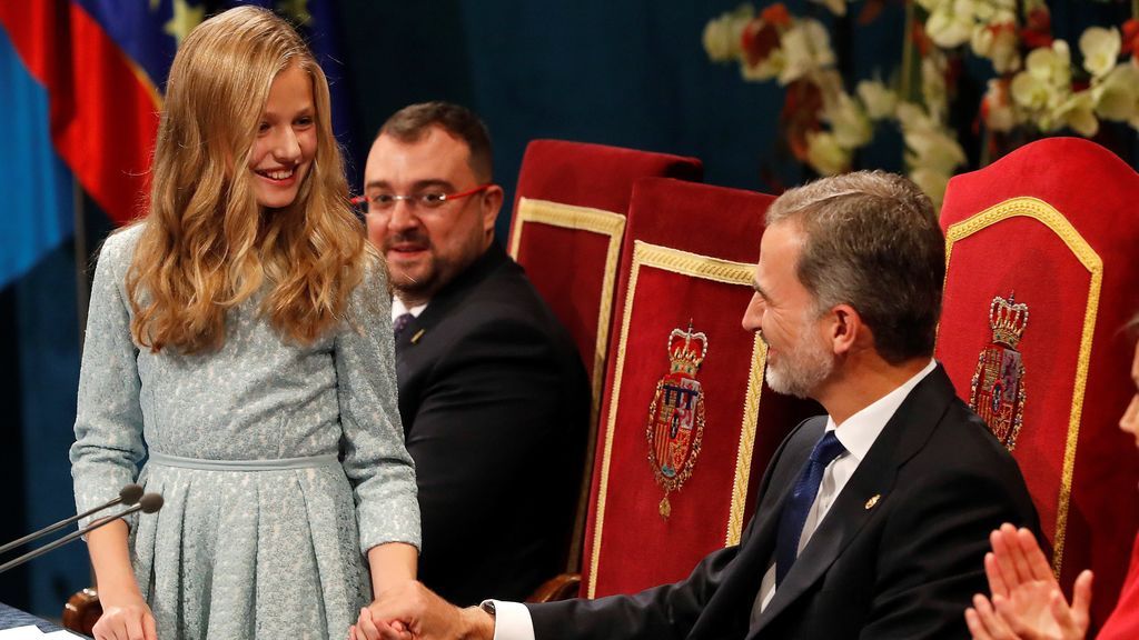 La princesa Leonor es felicitada por el rey Felipe, tras pronunciar su discurso en la ceremonia de entrega de los Premios Princesa de Asturias 2019
