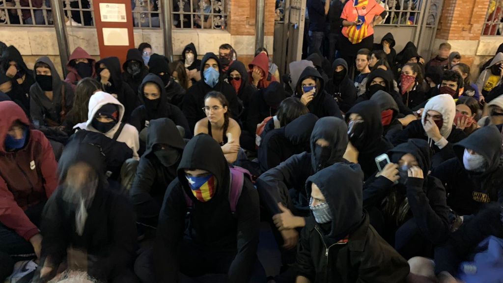 Alerta ante la llegada de jóvenes de fuera de Cataluña para unirse a las protestas Alerta ante la llegada de jóvenes de fuera de Cataluña para unirse a las protestas
