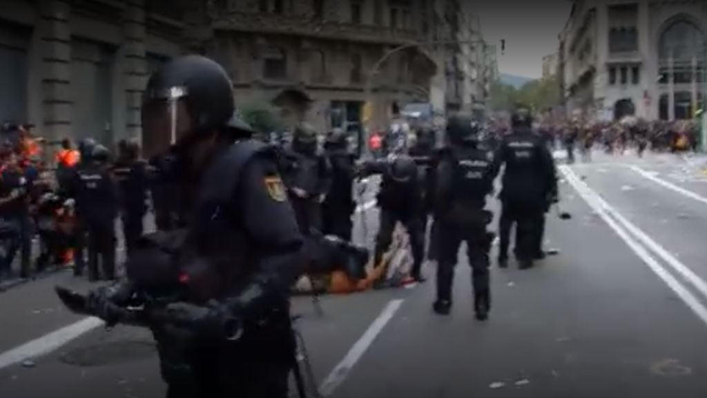 Primeras cargas  en la sede de la Jefatura de la Policía Nacional de Via Laietana