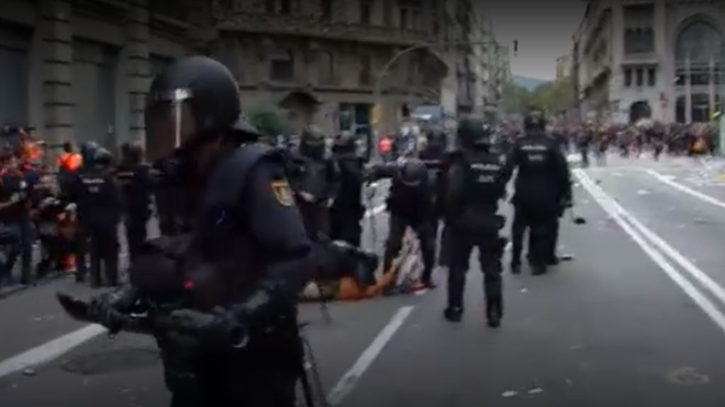 Primeras cargas en la sede de la Jefatura de la Policía Nacional de Via Laietana