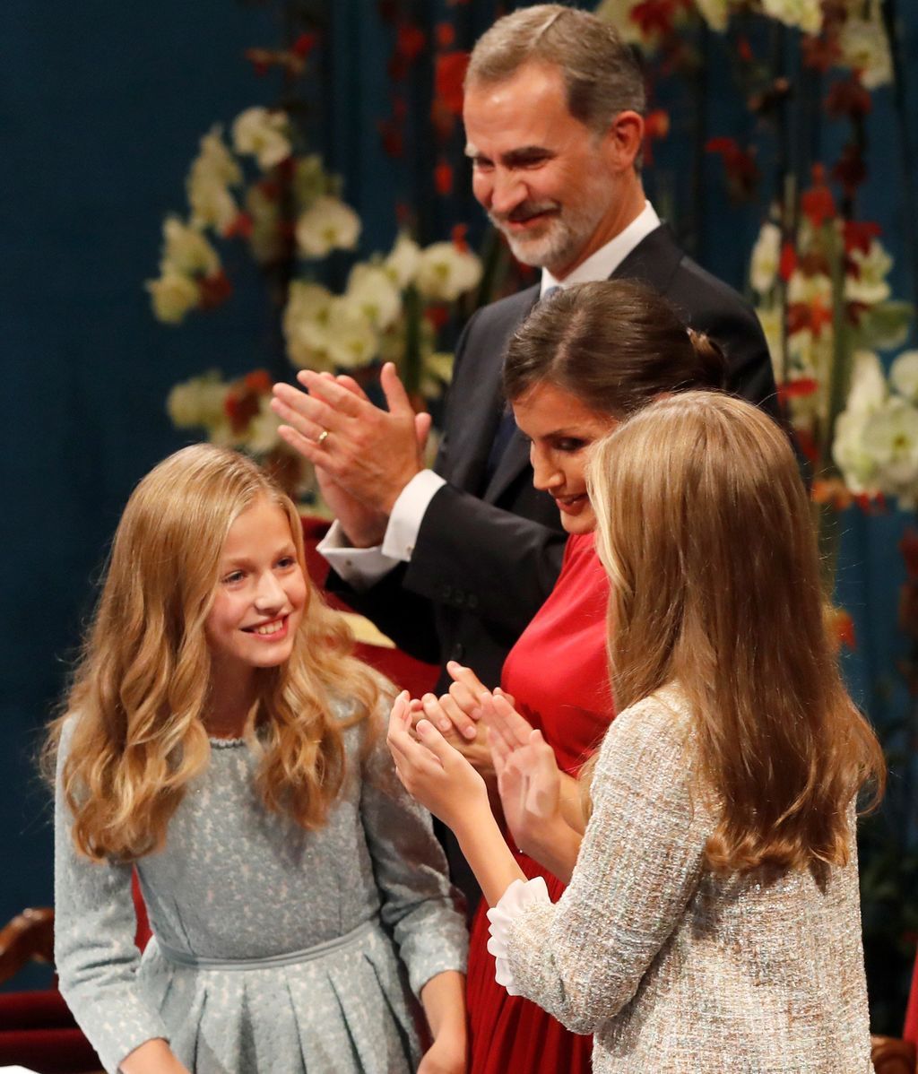 La princesa Leonor es felicitada la infanta Sofía, ante los reyes Felipe y Letizia, tras pronunciar su discurso