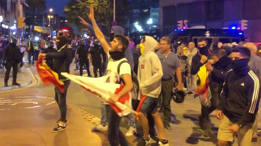 El enfrentamiento entre ultras de extrema derecha y de extrema izquierda en el centro de Barcelona