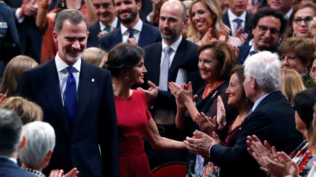 Los reyes Felipe VI y Letizia saludan a varios asistentes a su llegada a la ceremonia