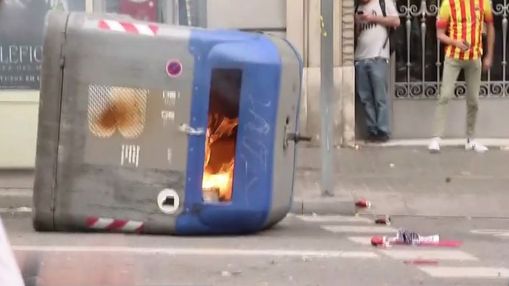 Contenedores ardiendo en Barcelona