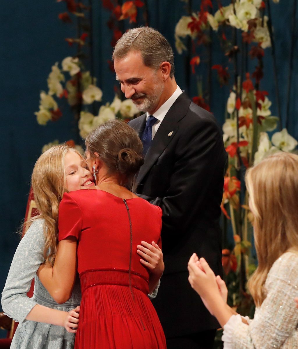 La princesa Leonor es felicitada por los reyes Felipe y Letizia, tras pronunciar su discurso en la ceremonia de entrega