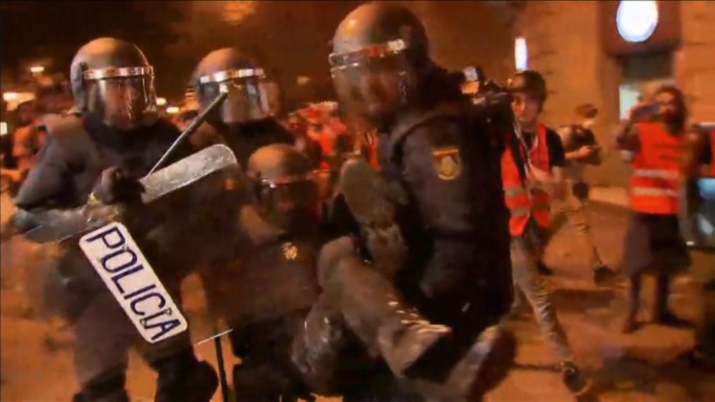 La Plaza de Urquinaona, centro de los disturbios en Barcelona: lluvia de piedras, barricadas y agentes heridos