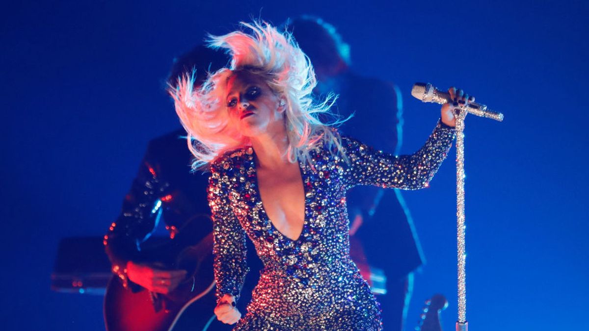 Lady Gaga se cae del escenario en brazos de un fan durante un concierto en Las Vegas Lady Gaga se cae del escenario en brazos de un fan durante un concierto en Las Vegas