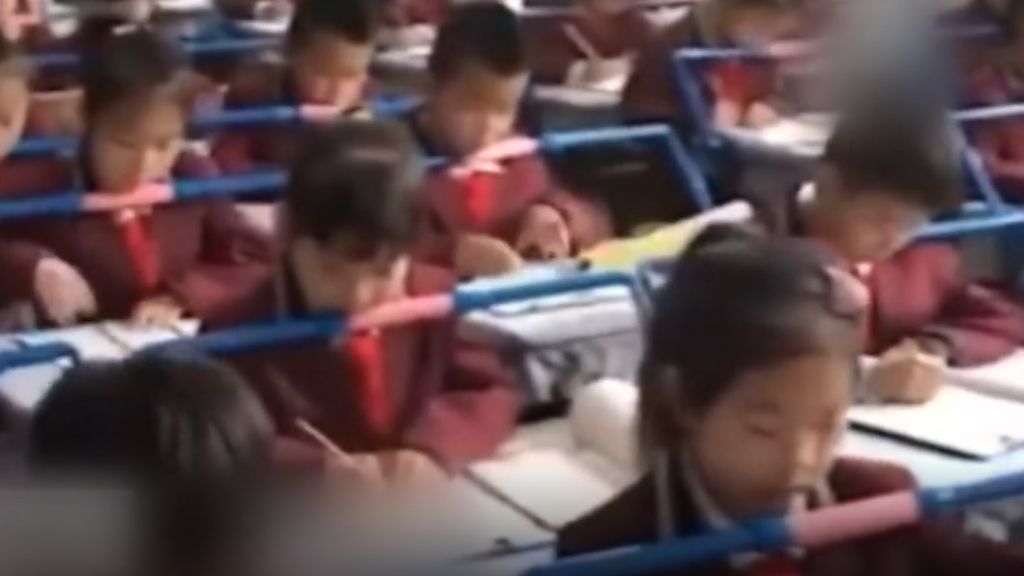 Una escuela de China utiliza un curioso método para que los niños se sienten bien en clase