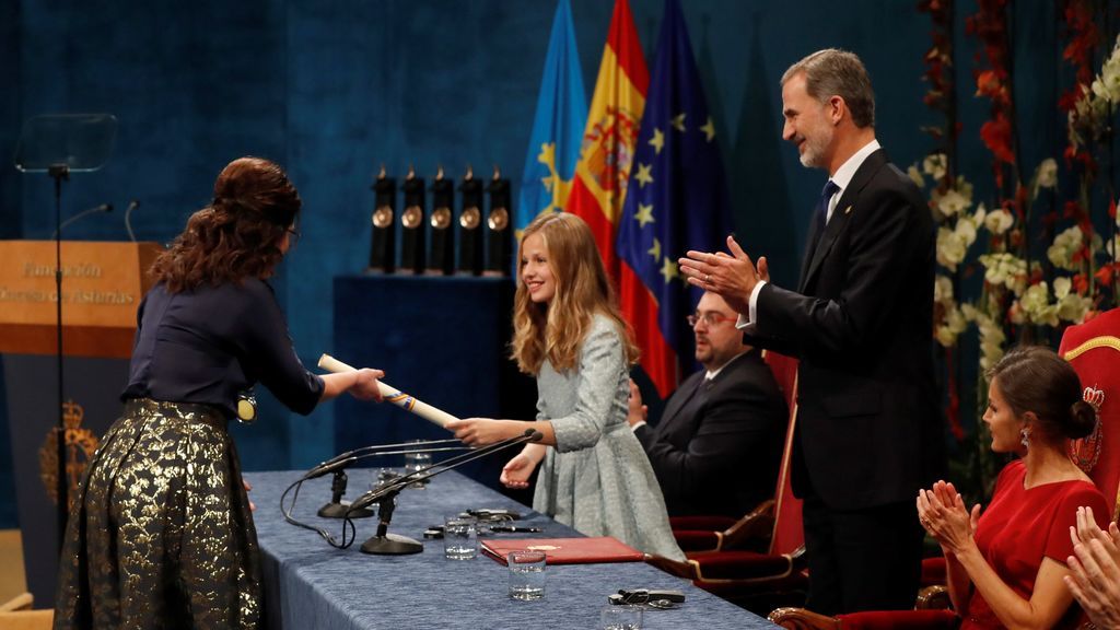 La alcaldesa de la ciudad polaca de Gdansk, Aleksandra Dulkiewicz, recibe de manos de la Princesa Leonor el premio Princesa de Asturias de la concordia 2019,