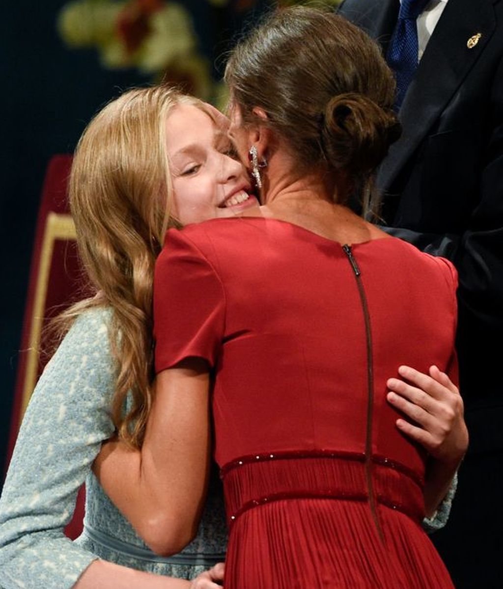 La reina Letizia abraza a su hija, la princesa Leonor, tras su discurso