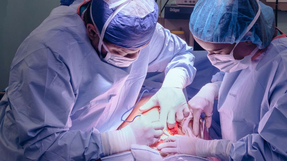 Un médico  extirpa por error el útero de una mujer durante el parto y le provoca la muerte