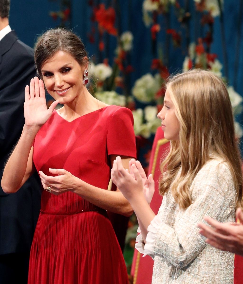 La reina Letizia junto a la infanta Sofía durante la ceremonia de entrega de los Premios Princesa de Asturias 2019