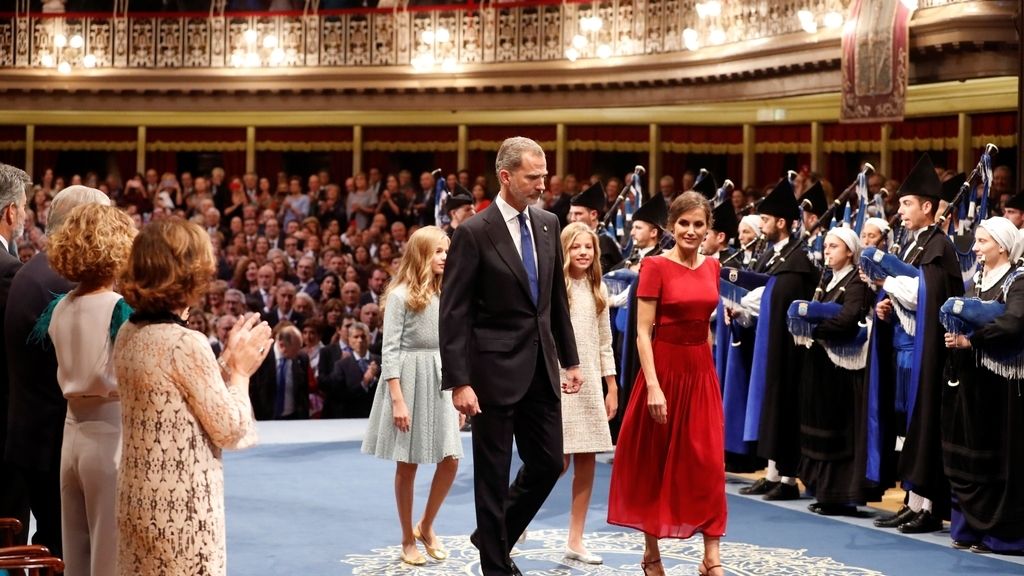 Los reyes Felipe y Letizia, junto a la princesa Leonor y la infanta Sofía, a su llegada al Teatro Campoamor de Oviedo.