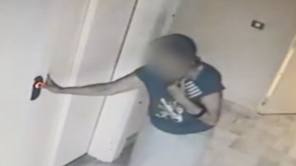 Una mujer vigilaba la escalera y el ascensor para entrar a robar a sus vecinos