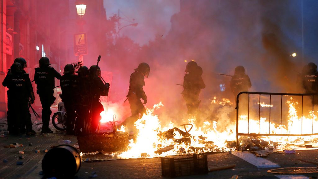 Radicales independentistas convierten la Vía Laietana en escenario de la batalla campal