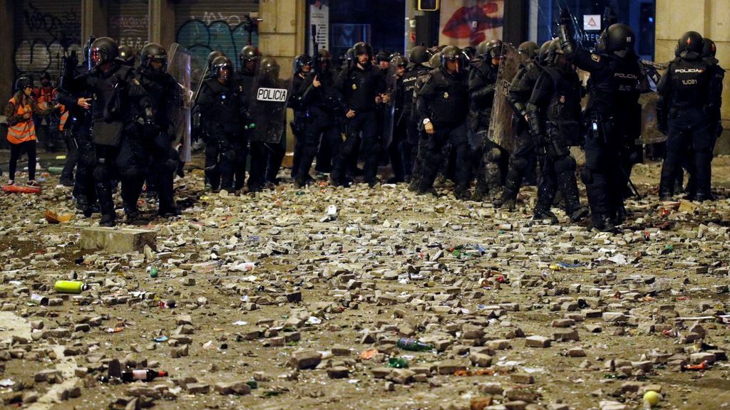 Así ha quedado el suelo de la Via Laietana tras la lluvia de piedras lanzada por los grupos violentos