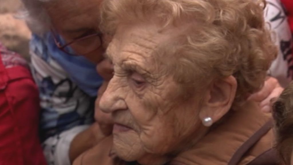 Apoyo vecinal que conmueve: Victoria, la abuela de Portugalete de 94 años, recupera su casa okupada
