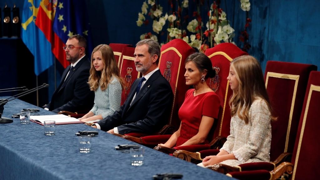 Los reyes Felipe VI y Letizia, junto a la princesa Leonor, la infanta Sofía, y el presidente del Principado de Asturias, Adrián Barbón
