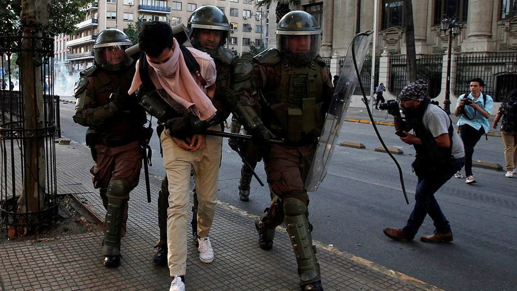 Emergencia en Chile: Piñera declara el estado de excepción tras las protestas por la subida de precio del metro Emergencia en Chile: Piñera declara el estado de excepción tras las protestas por la subida de precio del metro