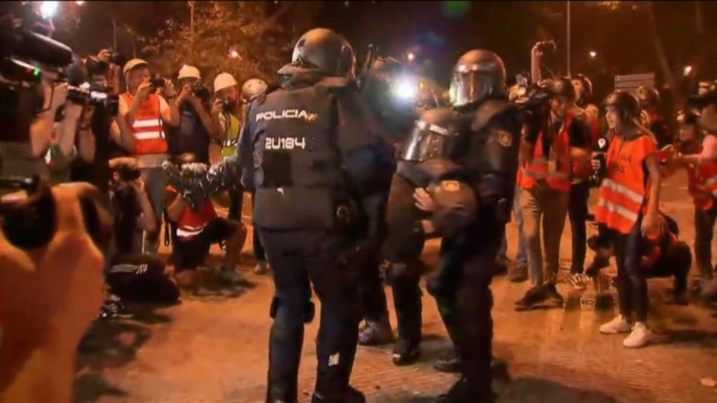 El despligue policial no logra erradicar la violencia en Cataluña: 182 heridos y 64 detenidos