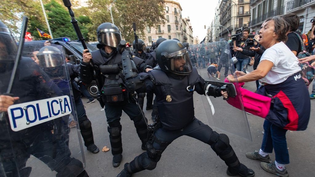 Agentes intentan disparar a golpe de porra a manifestantes